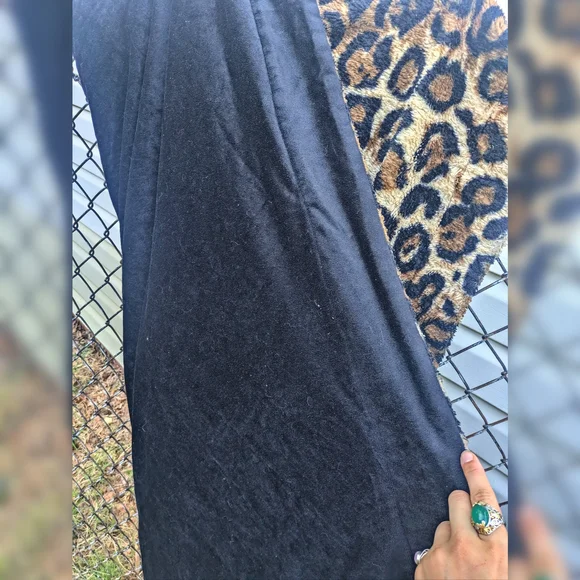 Black and White Geometric Patterned Blanket - Picture 4 of 4